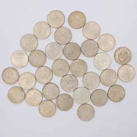 32 Mynt Gustaf VI Adolf Sveriges konung 1960-tal nominellt värde 2kr, silver 400/1000 Vikt: 448,7 g