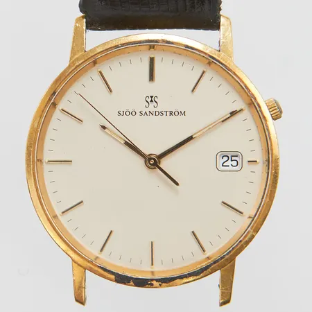 Armbandsur Sjöö Sandström Ø33,5mm, datum, defekt länder band, personlig gravyr, 18K bruttovikt 31,8g.