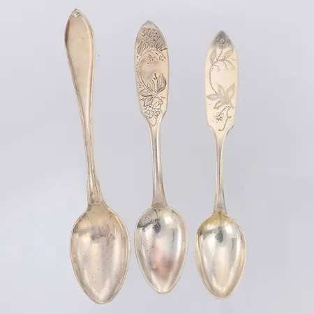 3 Kaffeskedar olika modeller, 830/1000 silver Vikt: 45,8 g