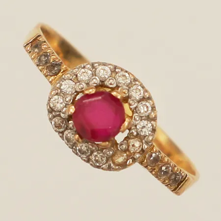 Ring med syntetisk rubin samt vita stenar, stl:17½ bredd 8mm, skev bucklig 21K Vikt: 2,3 g