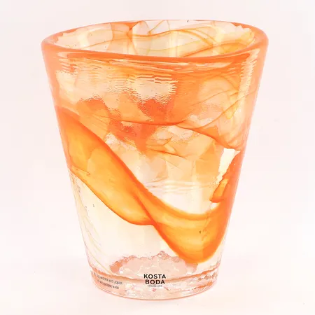 Tumblerglas ur serien Mine Ø9cm, höjd:7cm, orange av Ulrika-Hydman Vallien, stämpelmärkta UHV samt etikettmärkta Kosta Boda Skickas med paket.