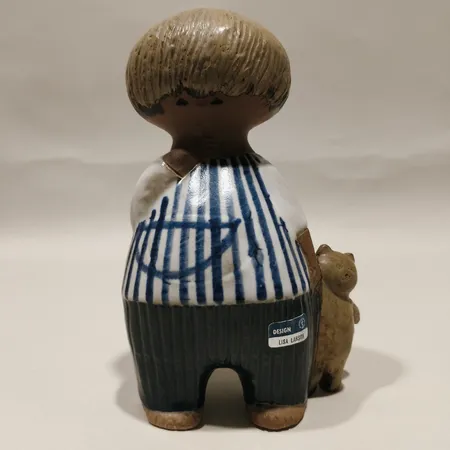 Figurin Lisa Larson Malin ur serien Larsons Ungar höjd 18cm etikettmärkt Nallebjörnens ögon har mattas bort stengods för Gustavsberg.