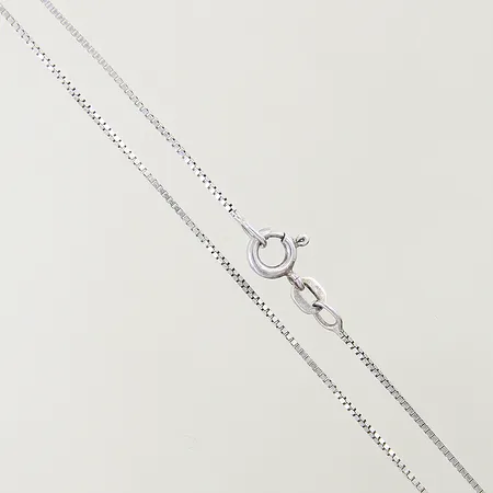 Kedja Venezia längd 47,5cm bredd 0,8mm skev silver 925/1000 Vikt: 2 g på auktion i Solna hos Pantbanken Sverige