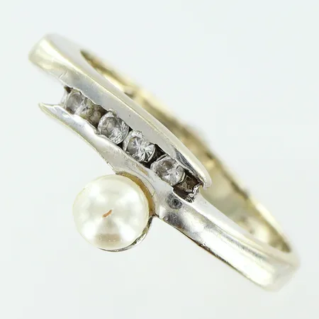 Ring stl:17¼, vita stenar med nagg, imiterad pärla, slitage, vitguld 14K Vikt: 2,9 g