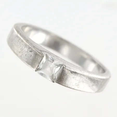Ring vit sten stl:18¼ bredd 3-4mm, skev skena, silver 925/1000 Vikt: 4,3 g