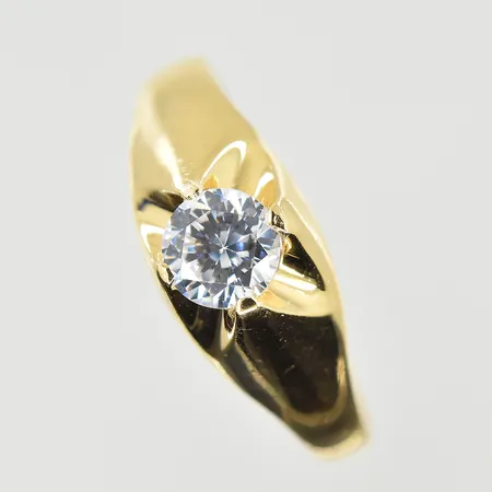 Ring med vit sten stl:17¾ bredd 2-7 mm, 18K. Vikt: 2,1 g