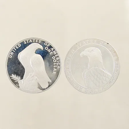 2 Mynt One dollar Olympiska spelen 1983/1984 Ø38mm silver 900/1000 Vikt: 53,1 g på auktion i Solna hos Pantbanken Sverige