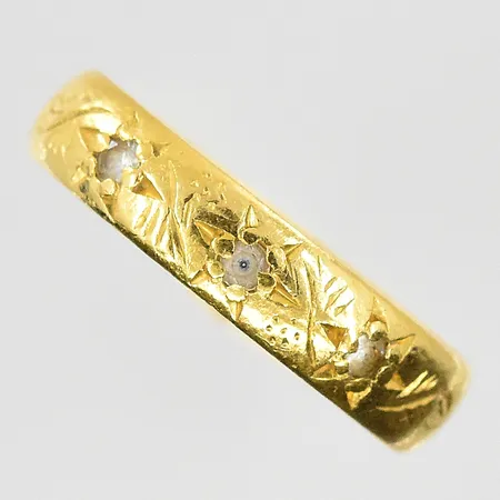 Ring med vita stenar stl:17 bredd 4 mm, gravyr, skev skena, 23K. Vikt: 4,9 g