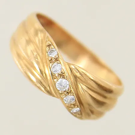Ring med vita stenar stl:16¾ bredd 3,5-7,4mm något ojämn skena 18K Vikt: 3,2 g på auktion i Solna hos Pantbanken Sverige