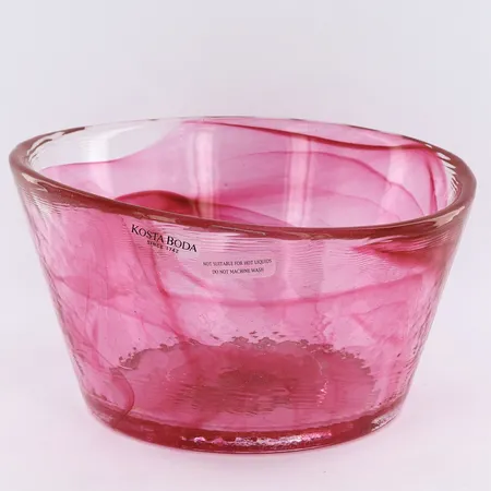 Skål ur serien Mine Ø13,5cm, höjd:7cm, rosa av Ulrika-Hydman Vallien, stämpelmärkta UHV samt etikettmärkta Kosta Boda Skickas med paket.