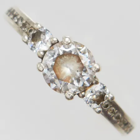 Ring med vita stenar stl:15½ bredd: 2,1-6mm, silver 925/1000 Vikt: 2 g