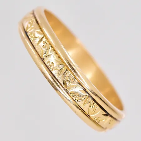 Ring stl:21¾ bredd 5,4mm graverad 18K Vikt: 7,4 g