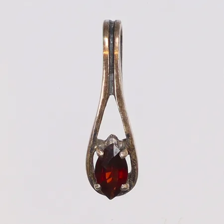 Hänge med röd sten, 17x5mm, 835/1000 silver Vikt: 0,7 g