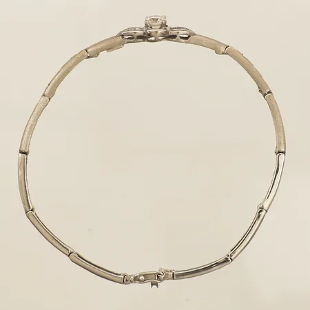 Armband med vita stenar längd 19cm bredd 2,5mm halvstelt vitguld 18K Vikt: 7,7 g