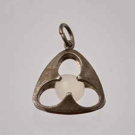 Hänge 16,8x23,1mm, 1st mjölkvit sten, 925/1000 silver, 2,91g.
