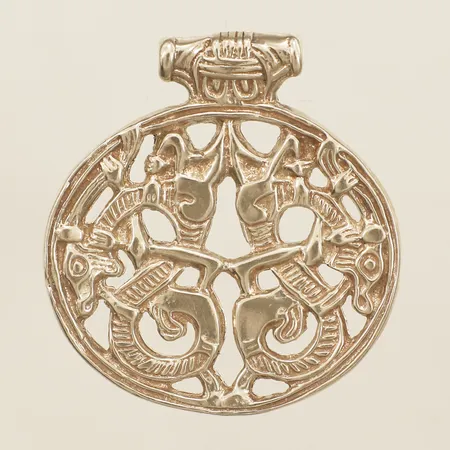 Hänge med fornnordiskt motiv kopia av Vårbyhänget 43mm inklusive öglan bredd 40mm silver 925/1000 Vikt: 13,5 g