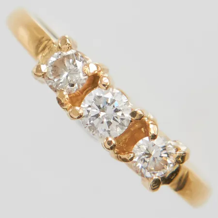 Ring briljantslipade diamanter 1x ca 0,16ct + 2x ca 0,10ct stl 16¾ bredd 2-4mm, skadade fattningar, skev, ostämplad, 18K Vikt: 2,8 g