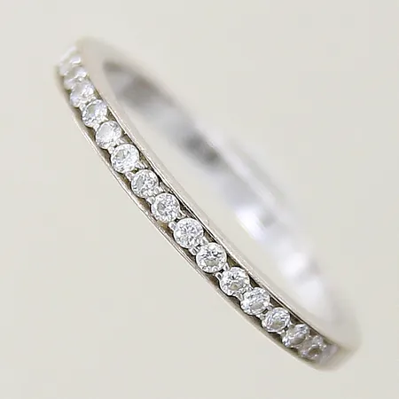 Ring halvallians med diamanter 15 x ca 0,01ct stl:16½ bredd 2mm vitguld gravyr 18K Vikt: 2,5 g