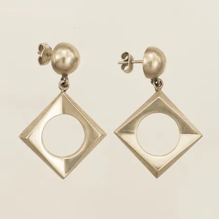 Ett par örhängen med geometrisk form längd 38mm, bredd 10-26mm silver  Vikt: 11,6 g