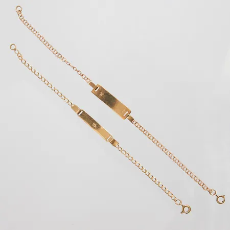 Två armband med namnbrickor, personlig gravyr, 18K  Vikt: 3,9 g