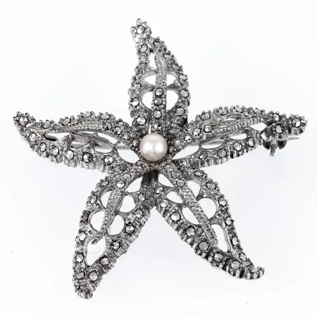 Brosch sjöstjärna med odlad vit pärla Ø4,5mm och markasiter 48x50mm, silver 830/1000 12,2g.