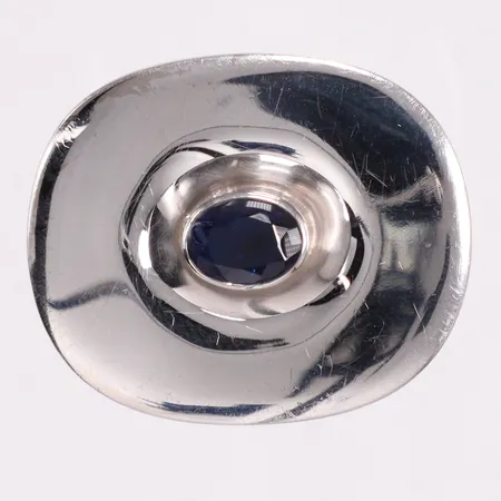 Designring med safir 6x8mm Formgivare Sigurd Persson 1914-2003 tillverkad år 1972 stl:18 original etui vitguld på auktion i Linköping hos Pantbanken Sverige