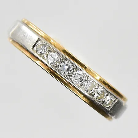Ring med vita stenar stl:17¼ bredd 4 mm, gravyr, rödguld/vitguld, 18K. Vikt: 3,5 g