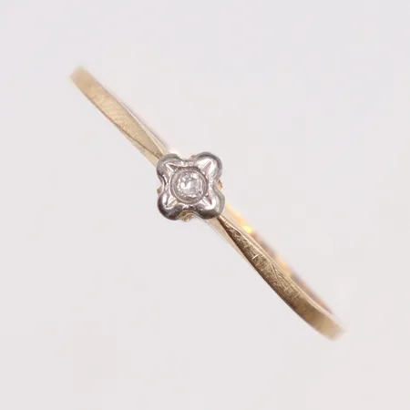 Ring med diamant 1xca0,01ct stl:18½ bredd 1-4mm 18K Vikt: 1,3 g