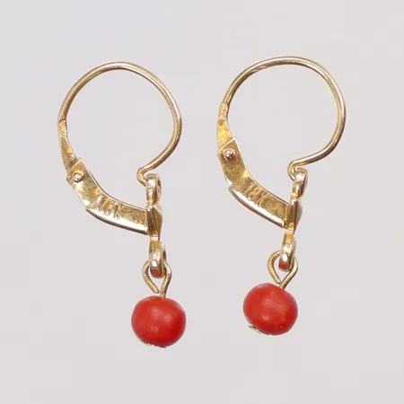 Ett par örhängen med röda stenar, 20x3mm, 18K Vikt: 1 g