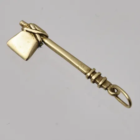Hänge yxa 7,9x32,6mm, 18K, 1,73g.