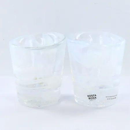 2 Shotglas ur serien Mine Ø6cm, höjd:7cm, vita av Ulrika-Hydman Vallien, stämpelmärkta UHV samt etikettmärkta Kosta Boda,  naggade i botten Skickas med paket.