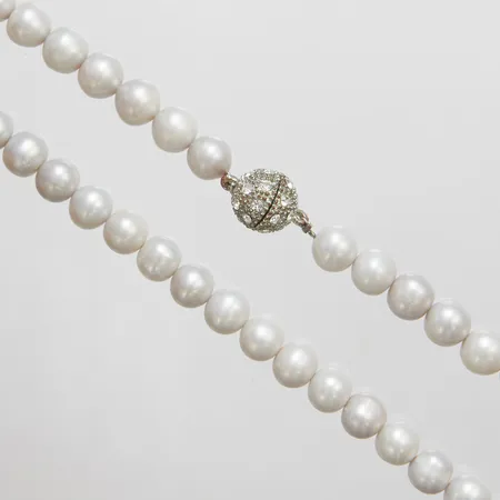 Pärlcollier med odlade sötvattenpärlor längd: 47,5cm, bredd: 9mm, magnetlås i oädelmetall.