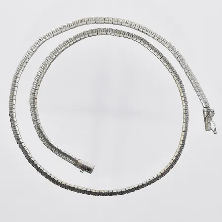 Collier halvstel modell längd 43 cm bredd 4 mm, något buckligt, silver 835/1000. Vikt: 18,3 g