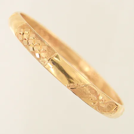 Armring med mönstrad dekor Ø63mm bredd 7,5mm ostämplad 18K Vikt: 9,8 g