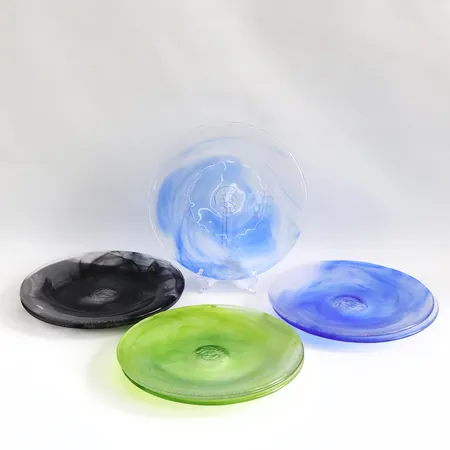 8 Tallrikar ur serien Mine Ø27,5cm, av Ulrica Hydman-Vallien, stämpelmärkta UHV samt 5 etikettmärkta Kosta Boda, 1 med nagg undertill, mindre repor finns Vikt: 0 g Skickas med postpaket.