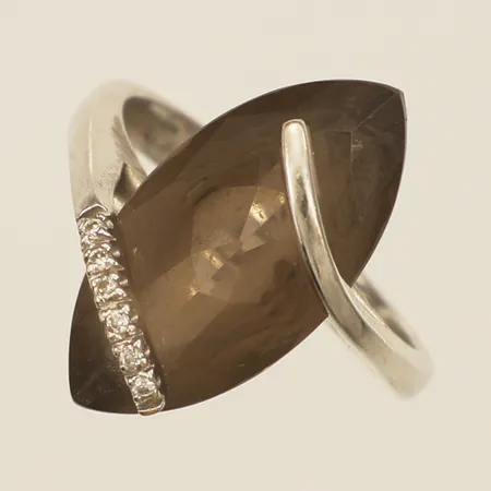 Ring med markisslipad rökkvarts samt diamanter 6x0,005ct stl:17½ bredd 2,9-19mm Stämplad CAO, Miluna vitguld 18K Vikt: 6,2 g