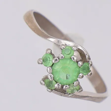 Ring gröna stenar stl:17¾, 925/1000 silver Vikt: 1,6 g Skickas med postpaket.