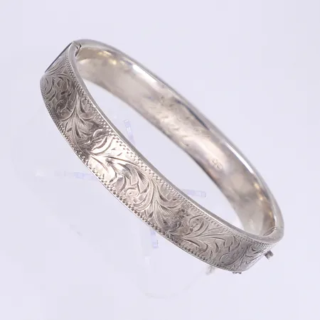 Armring med dekor 50x60mm, bredd 10mm, öppningsbart, gravyr, bucklor, silver 830/1000 Vikt: 14,3 g