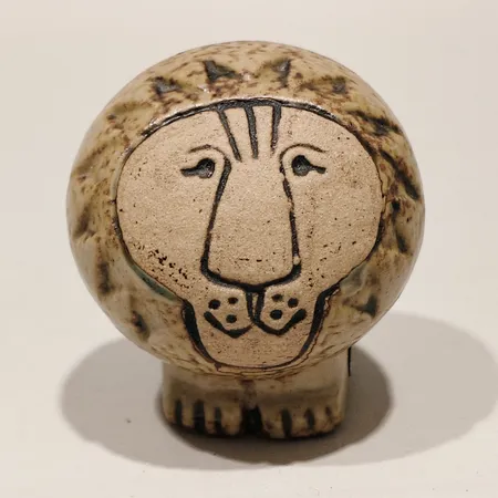 Figurin Lejon mini Lisa Larson för Gustavsberg stengods höjd ca 5cm etikettmärkt.