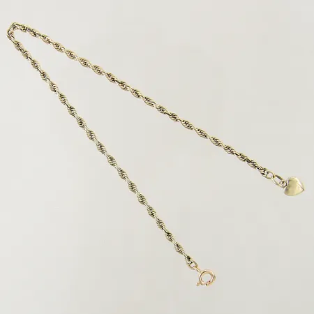 Armband Cordell med en integrerad berlock hjärta längd 21,5cm bredd 2,6mm lås i 18K berlock med smärre bucklor 14K  Vikt: 3,4 g