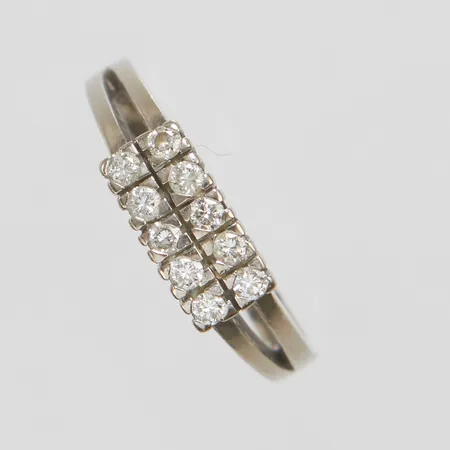Ring med diamanter stl:17¾, 10st 0,20ctv enligt gravyr, bredd 2,1-5,2mm, höjd 5,8mm, vitguld, svenska stämplar, 18K Vikt: 4,9g Vikt: 4,9 g