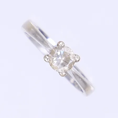 Ring med vit sten stl:16, bredd 3-5mm, gravyr, vitguld 14K Vikt: 2,6 g