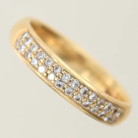 Ring med diamanter 0,28ctv enligt gravyr stl:17¼ bredd 3,9mm 18K Vikt: 4,4 g