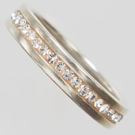 Ring med vita stenar stl:18 bredd: 4,3mm, GHA, silver 925/1000 Vikt: 3,7 g