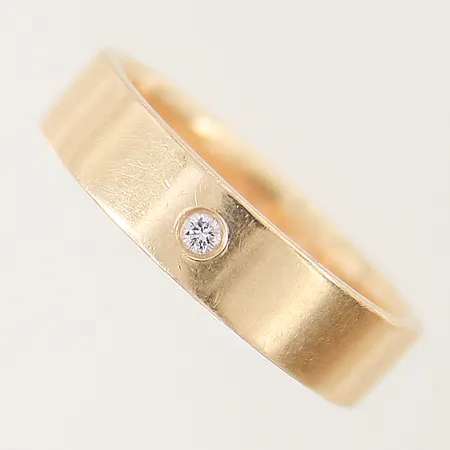 Ring slät med diamant ca 0,03ct stl:18 bredd 5mm gravyr 18K Vikt: 6 g