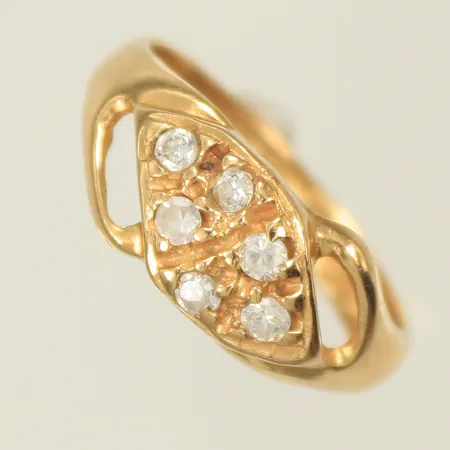 Ring med vita stenar, stl 17¾ bredd 3-8mm, 18K Vikt: 3,2 g
