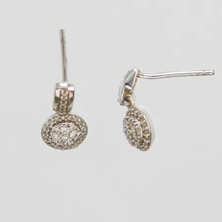 Örhängen med diamanter 10 x ca.0,005ct samt 56 x ca.0,0025ct, 8/8-slipade, längd: ca.11mm, bredd: 2,6-6mm, GHA, saknar snurrebussar, något skeva stift, vitguld, 18K Vikt: 1,6 g