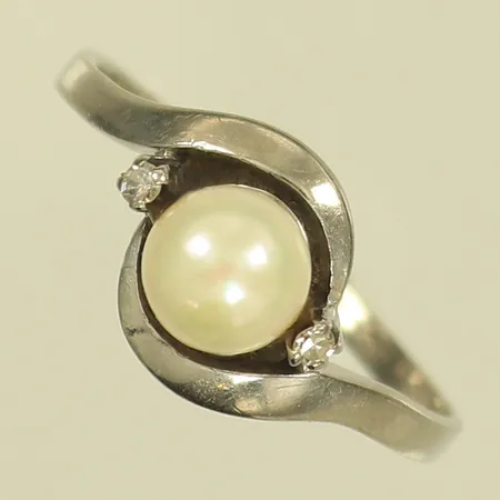 Ring med pärla och diamanter 2xca0,0025ct, stl 19½, bredd 2-10mm, vitguld, gravyr, 18K Vikt: 3,5 g