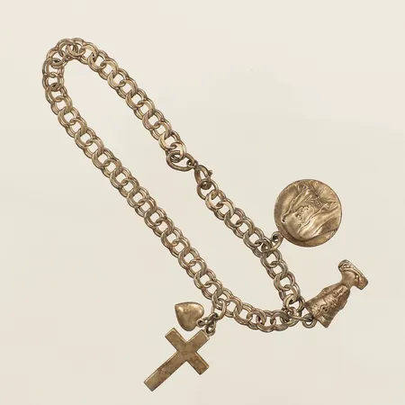 Armband Bismarck med tre berlocker längd 18cm, bredd 5,4mm gravyr silver 830/1000 Vikt: 13,7 g