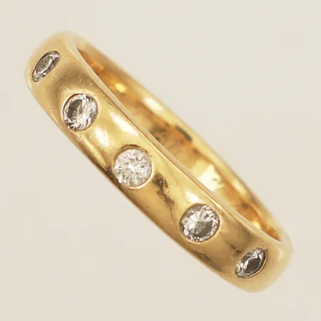 Ring med diamanter totalt 0,10ct enligt gravyr stl:17 bredd 3,3mm gravyr 18K Vikt: 4,1 g